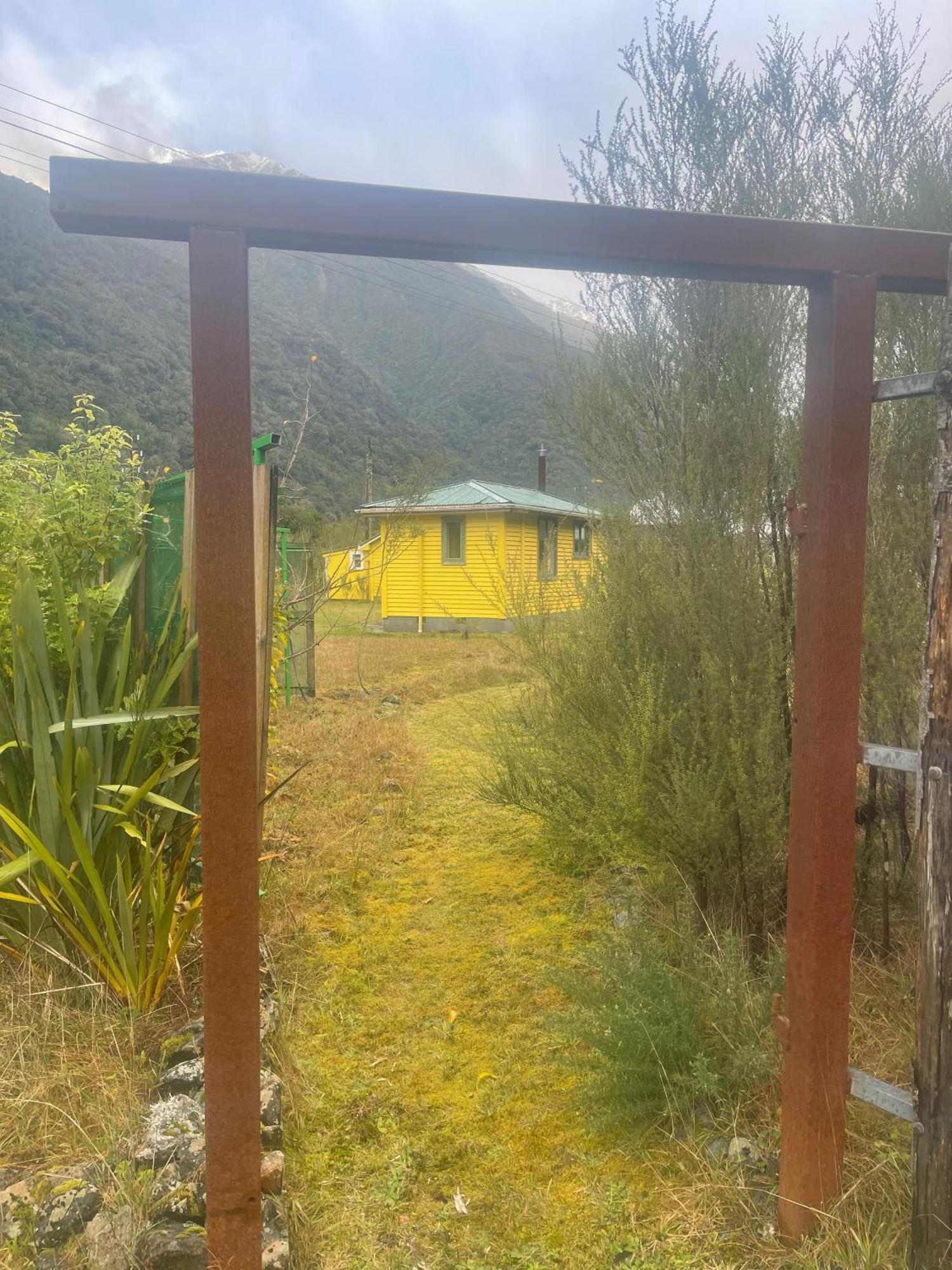 شقة Basic, Super 'Cosy' Cabin In The Middle Of National Park And Mountains Otira المظهر الخارجي الصورة